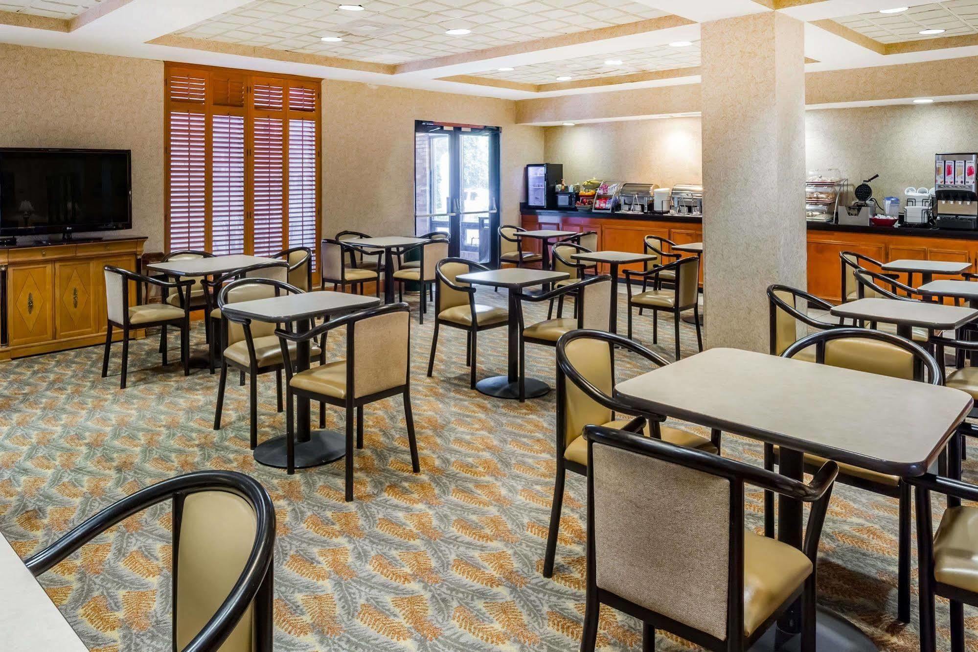 Comfort Inn & Suites Columbus North Экстерьер фото