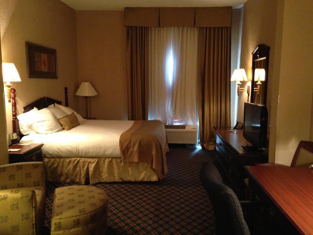 Comfort Inn & Suites Columbus North Экстерьер фото